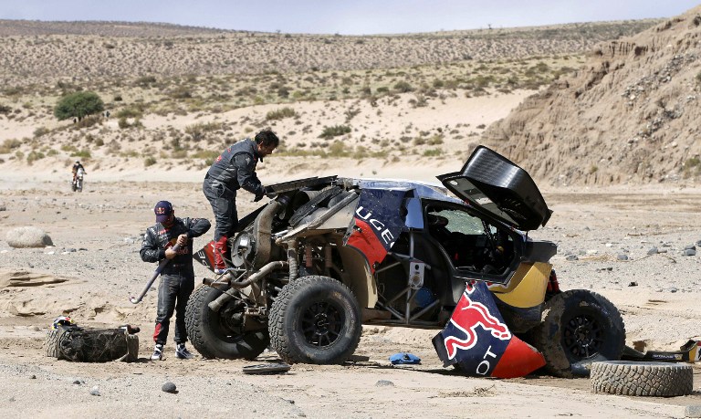 Dakar 2016, 8a tappa: Loeb cappotta, Peterhansel nuovo leader auto 1 Peugeot's French driver Sebastien Loeb and his co-driver Daniel Elena after putting their overturned car back on its wheels during Stage 8 of the Dakar 2016 between Salta and Belen, Argentina, on January 11, 2016. won the stage ahead AFP PHOTO / @world / ANDRE LAVADINHO / AFP / @world / ANDRE LAVADINHO