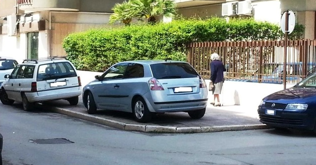 Risultati immagini per parcheggio sui marciapiedi