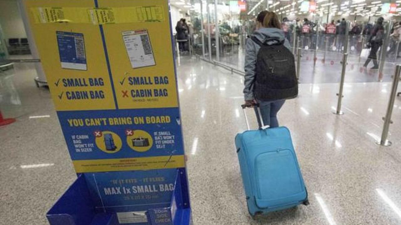 Ryanair ручная. Райнэйр багаж. Ручная кладь. Калибратор ryanair. Габариты ручной клади райнэйр.