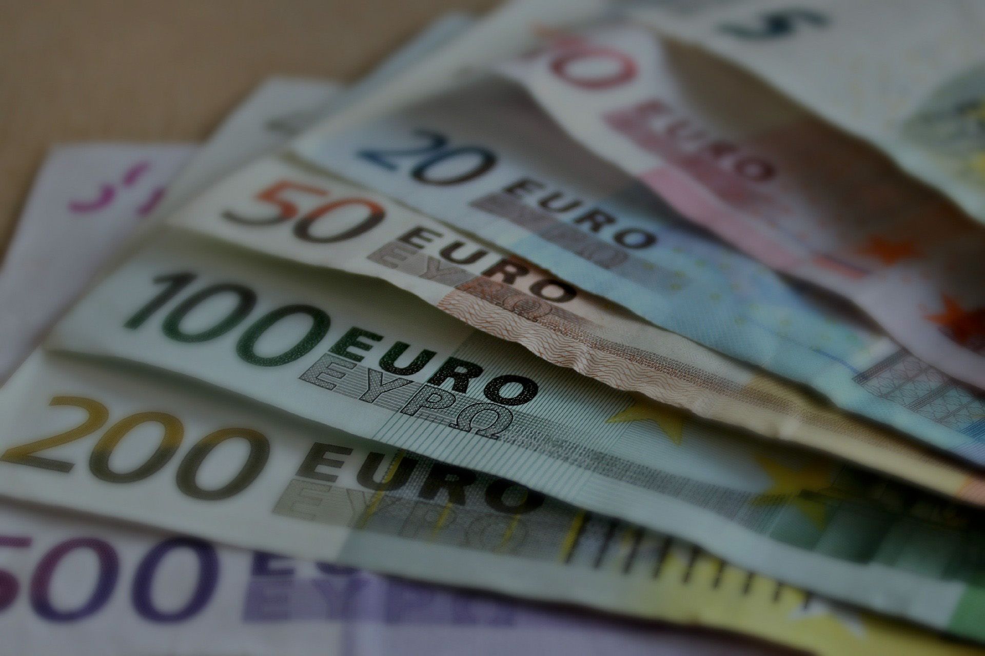 Курс евро фото. Евро падает. 2 Миллиарда евро. Фотографии на белом евро курс.