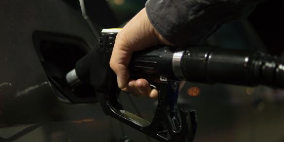 come risparmiare carburante guida