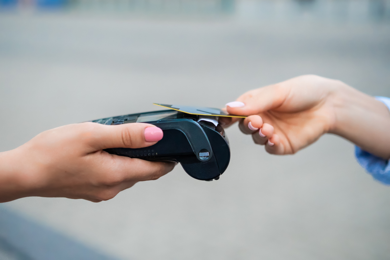 Carta acquisti da 40 euro al mese: requisiti, regole e come ottenerla nel 2025